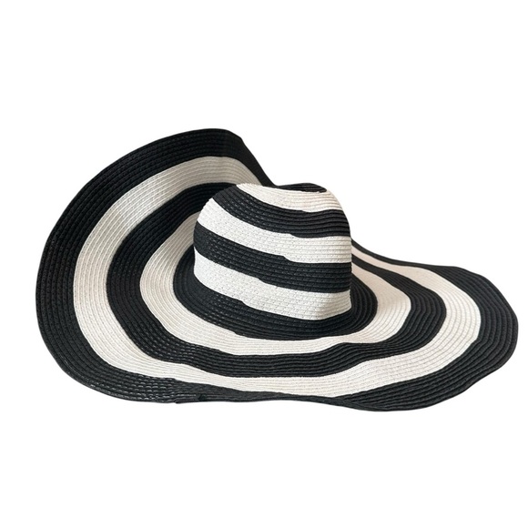 Vacation Bag And Hat.  Women's woven beach/pool Bag and hat. Black And white. - Picture 10 of 10